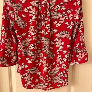 A beautiful flowery blouse 100% polyester size XS excellent condition.